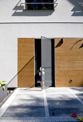 Aluminiowa moskitiera drzwiowa montowana inwazyjnie na drzwiach balkonowych tarasowych.
