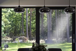 Siatka w moskitierze drzwiowej przesuwnej ogranicza widoczność oraz ilość wpadającego światła w znikomy stopniu. Widok od środka wnętrza.